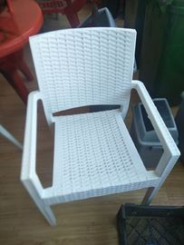 多キャビティ射出成形は家の主任の椅子の作成のための冷たいランナーを形成します